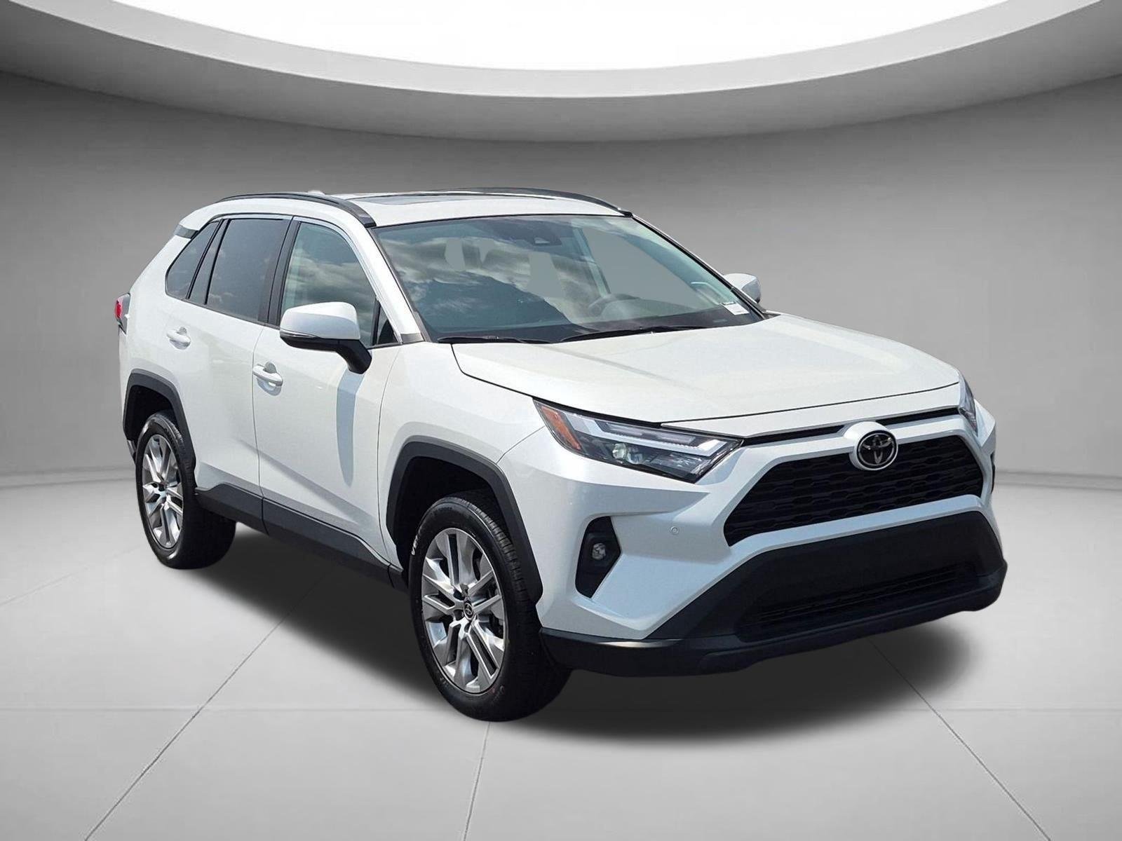 Used 2023 Wind Chill Pearl Toyota XLE Premium image 7