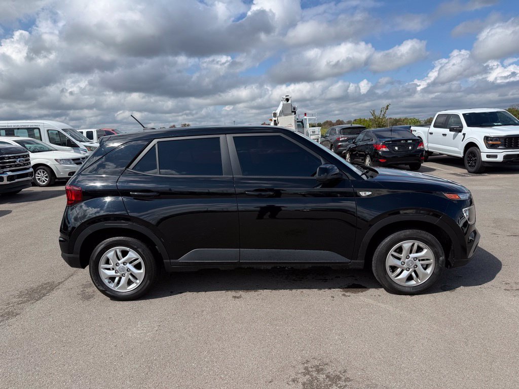 Used 2025 Black Hyundai SE image 17