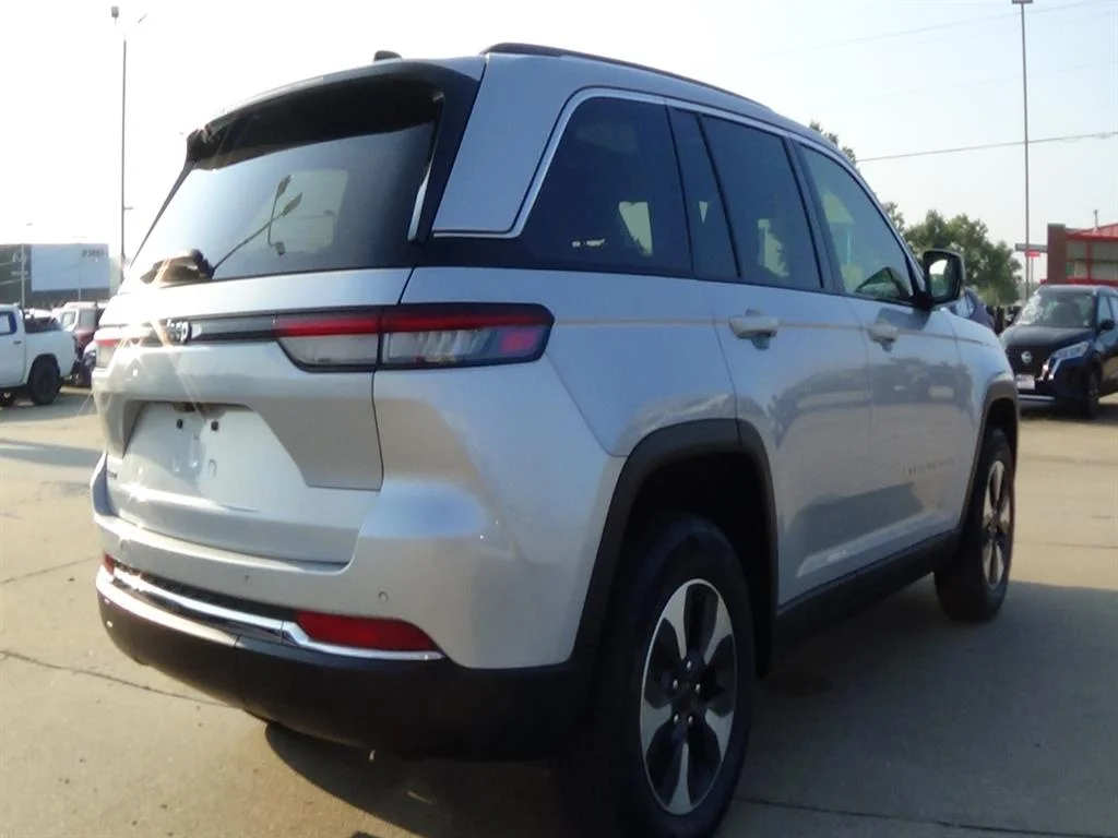 Used 2023 Silver Zynith Clear Coat (pse) Jeep 4xe image 6