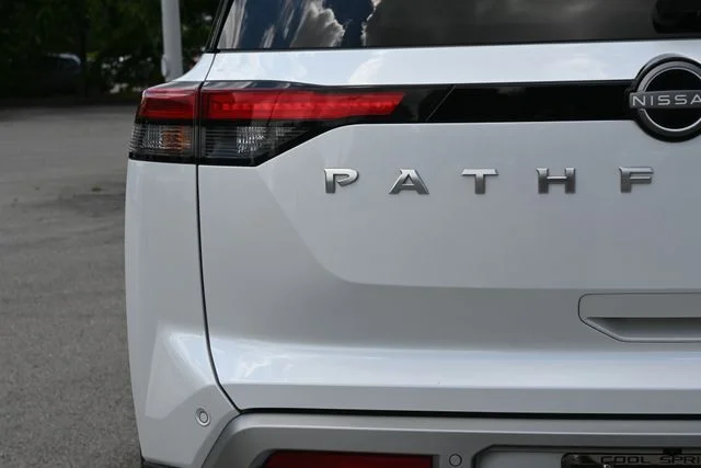 Used 2025 White Nissan Platinum image 5