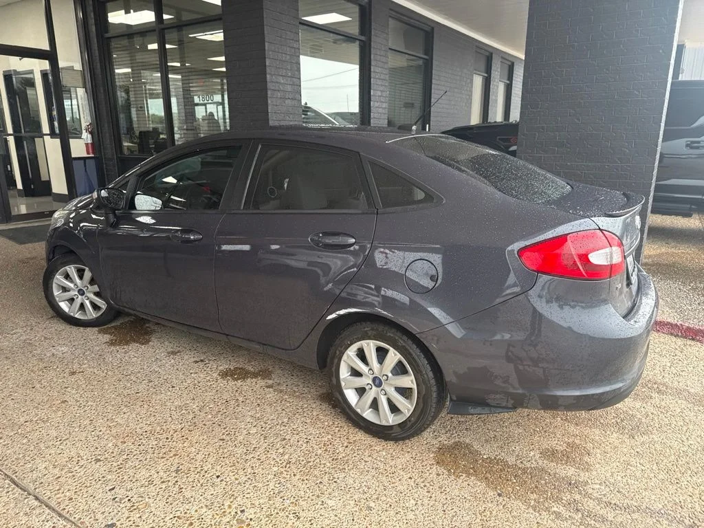 Used 2013 Purple Ford SE image 2