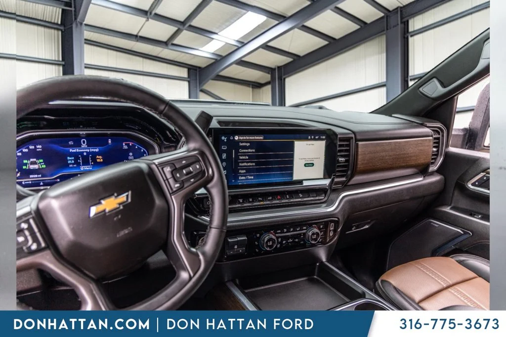 Used 2025 White Chevrolet High Country image 17