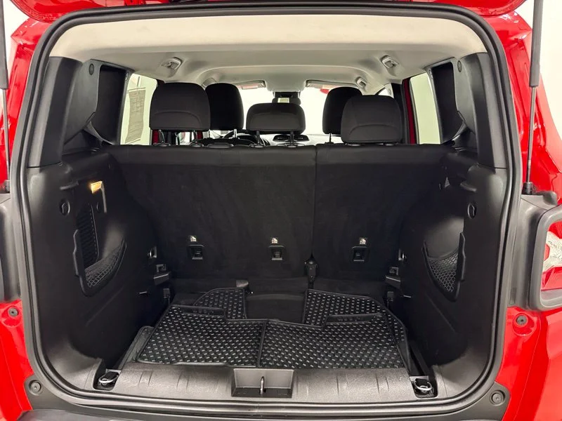Used 2018 Red Jeep Latitude image 9