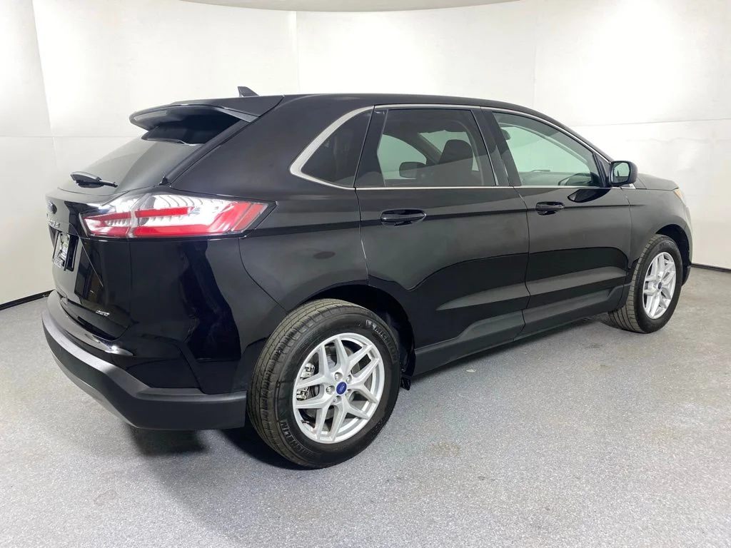 Used 2022 Black Ford SEL image 7