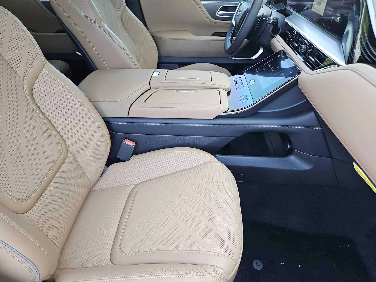 New 2027 RADIANT WHITE INFINITI Luxe 4WD image 9