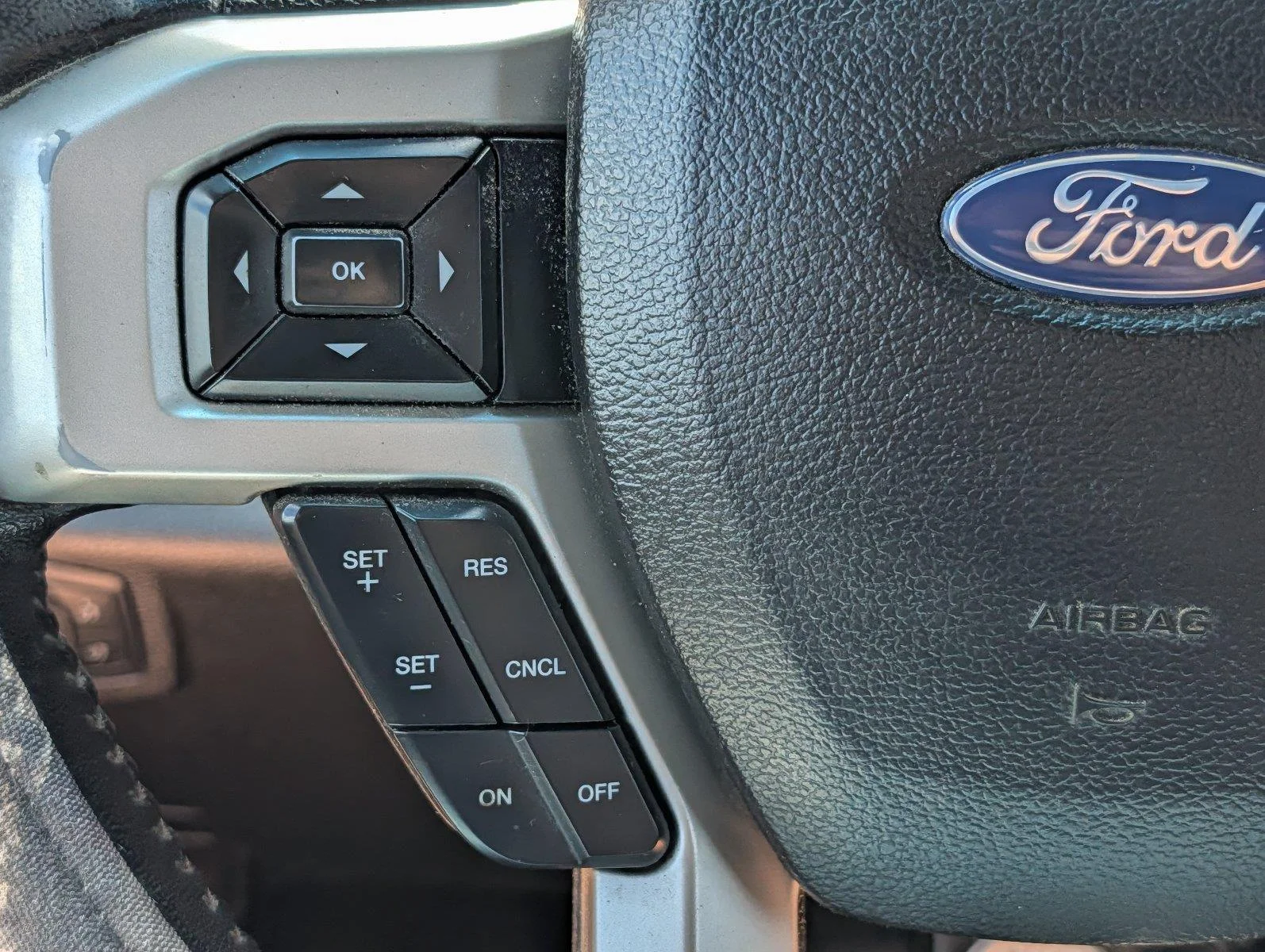 Used 2017 White Platinum Metallic Tri-Coat Ford Lariat image 24