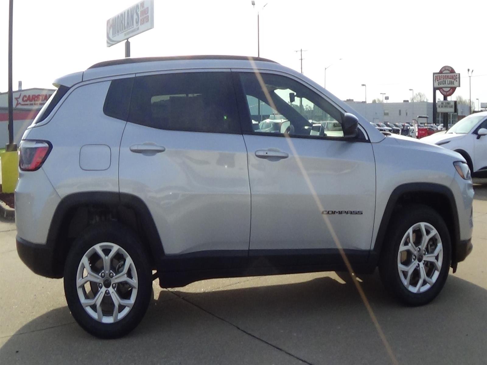 Certified Used 2025 Silver Zynith Clear Coat (pse) Jeep Latitude image 5