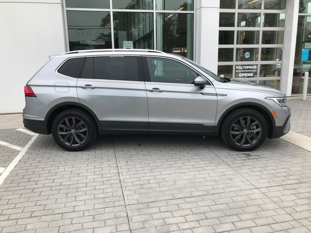 Used 2022 Pyrite Silver Metallic Volkswagen SE image 9