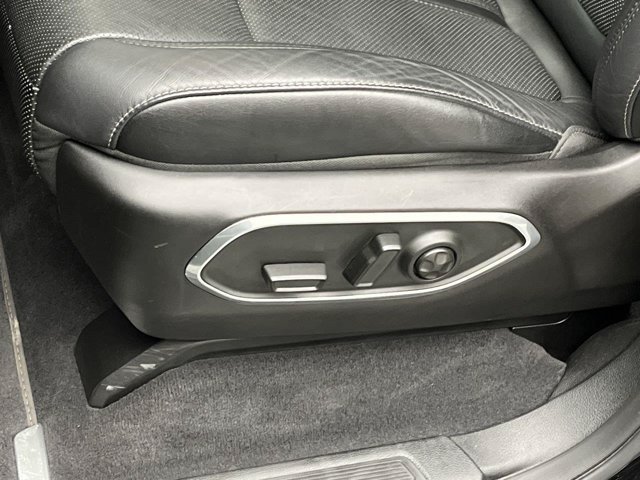 Used 2023 Diamond Black Crystal Pearlcoat Jeep Series III image 12