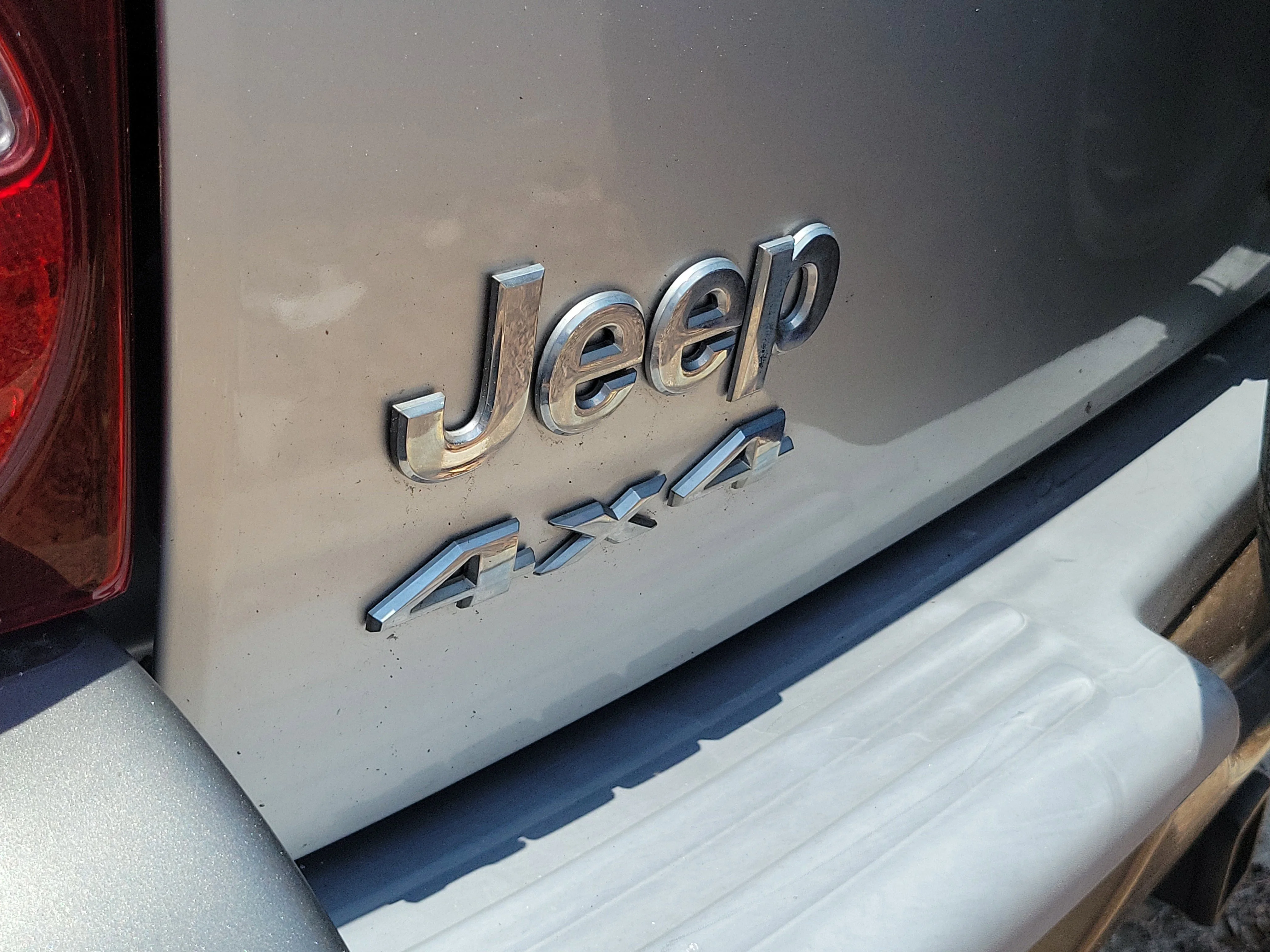 Used 2006 Bright Silver Clearcoat Metallic Jeep Sport image 9