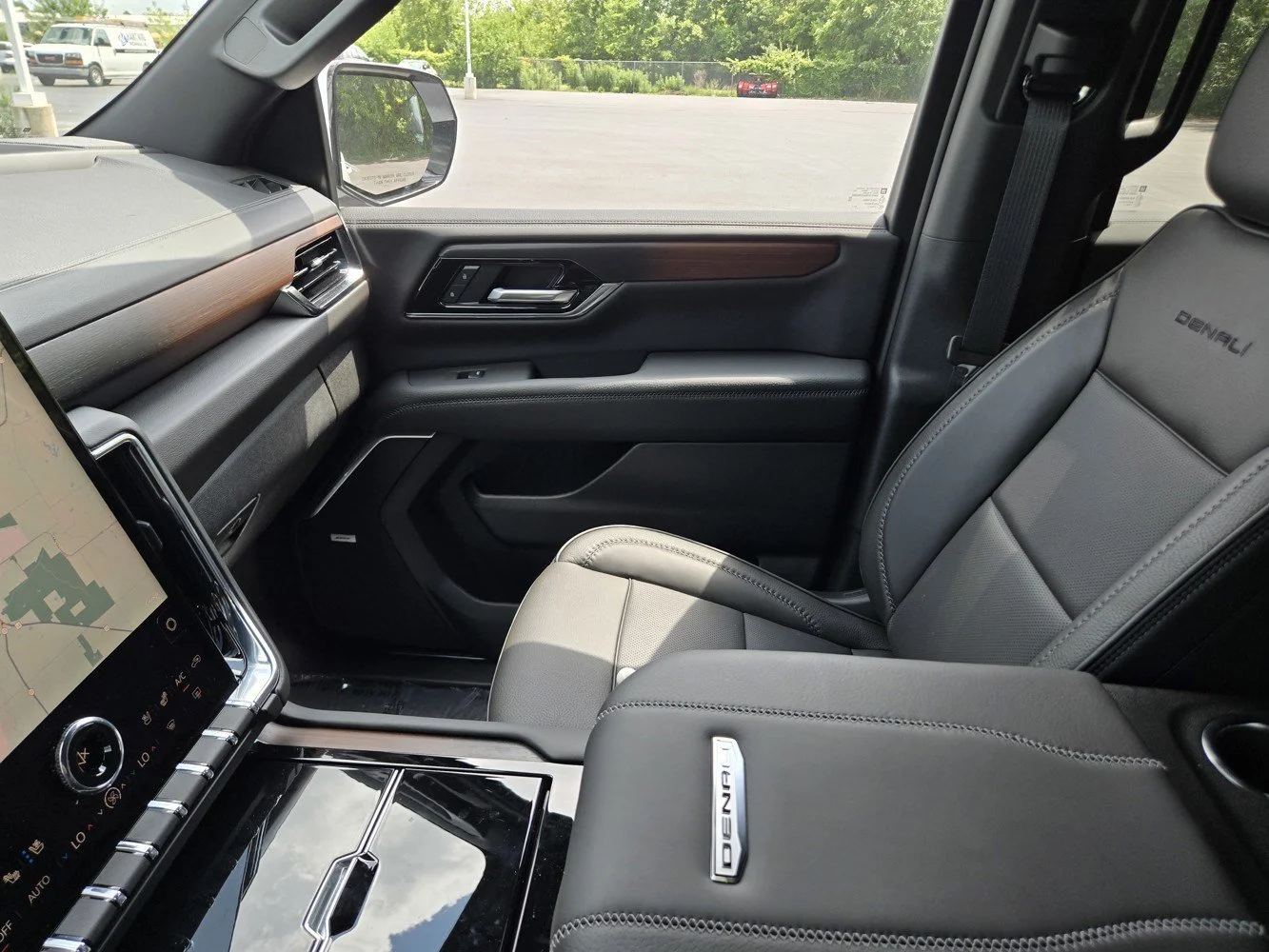 2026 GMC Yukon Denali - Photo 8
