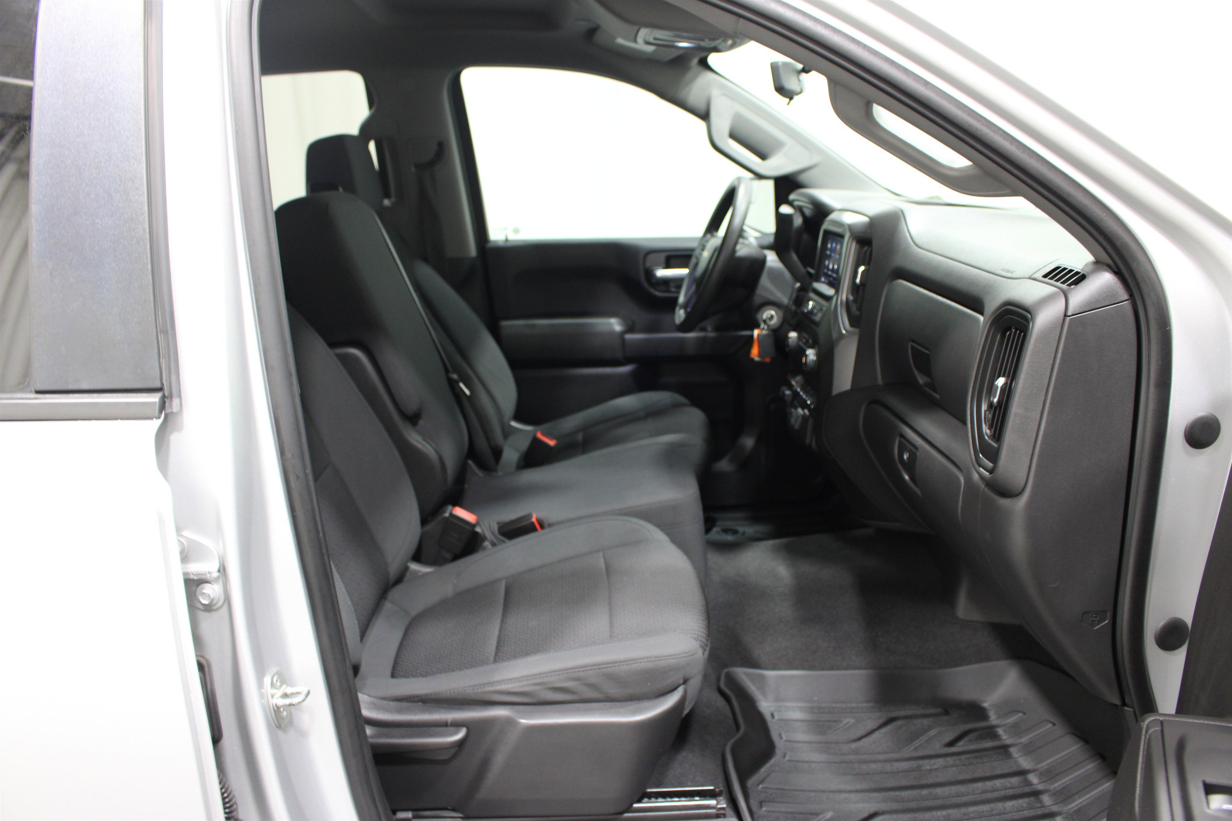 Used 2021 Silver Ice Metallic Chevrolet Custom image 22