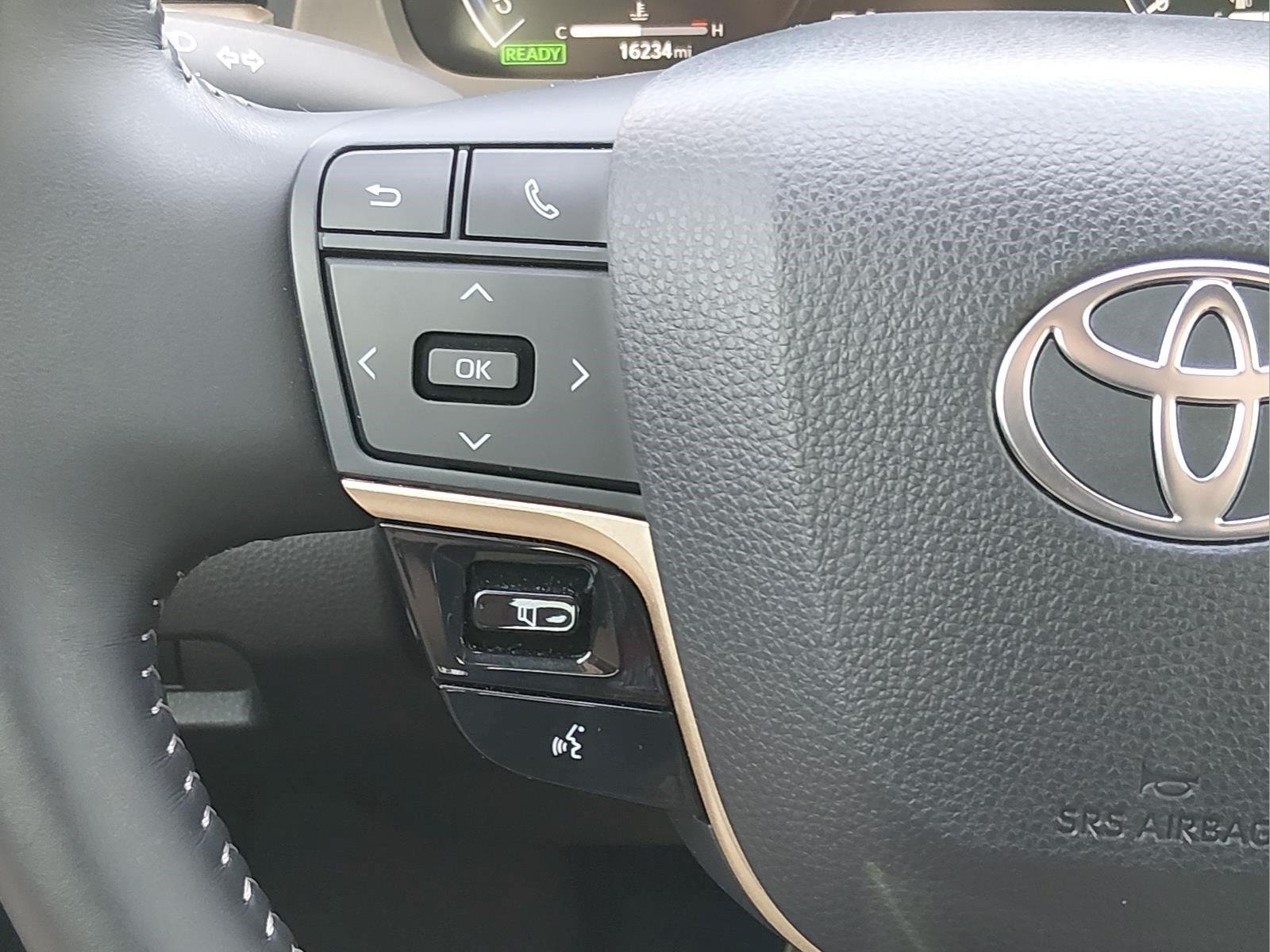 Used 2026 Oxygen White Toyota XLE image 29