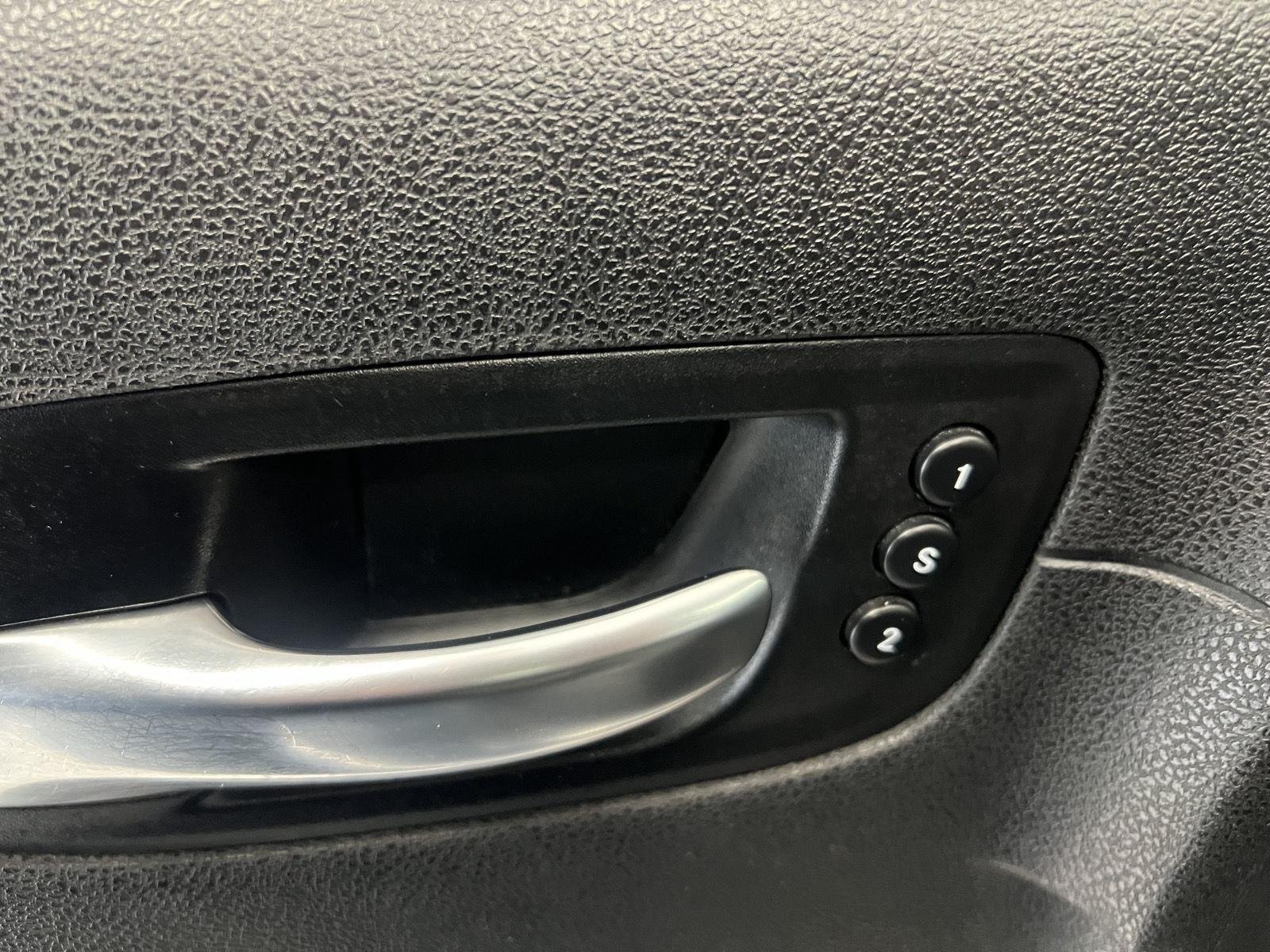 2016 Chrysler 300 C - Photo 17