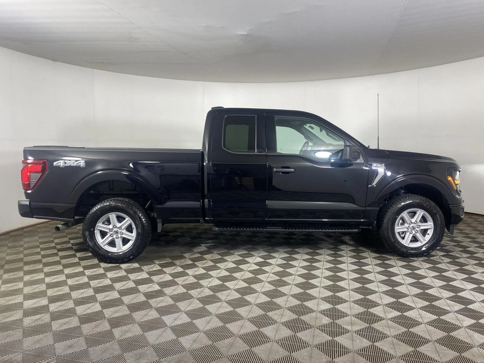 New 2026 Agate Black Ford XLT image 28