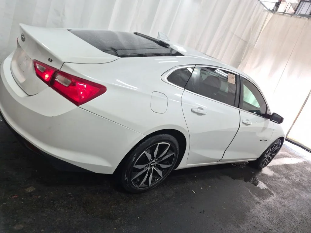Used 2018 Pearl Chevrolet LT image 3