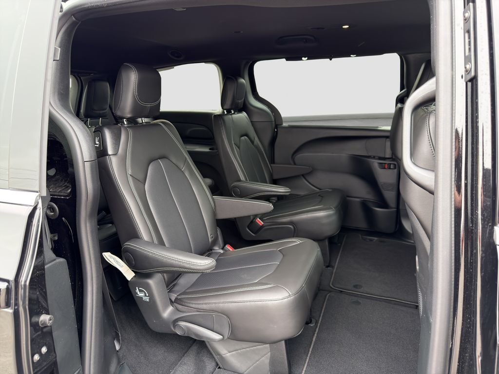 New 2026 Diamond Black Crystal Pearl-Coat Exterior Paint Chrysler LX image 19