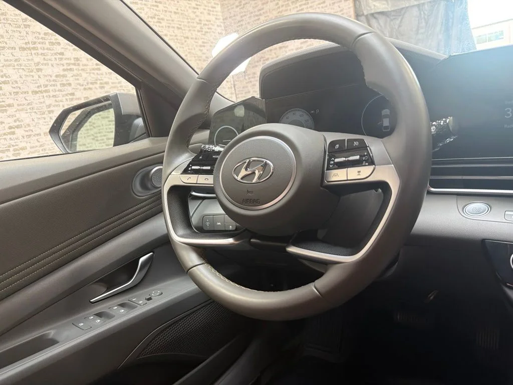 Used 2023 Fluid Metal Hyundai SEL image 17