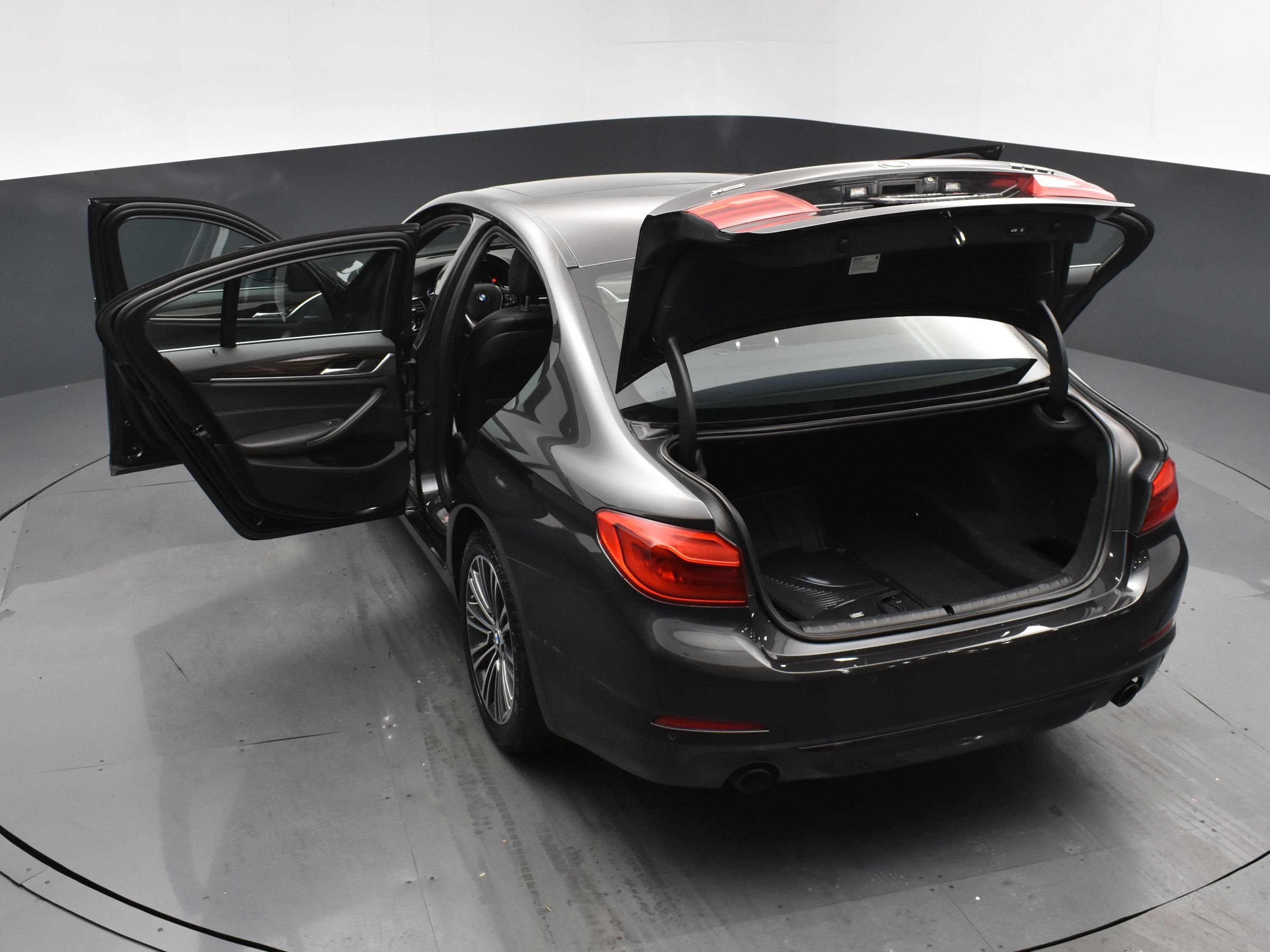 Used 2019 Dark Graphite Metallic BMW 530i xDrive image 23