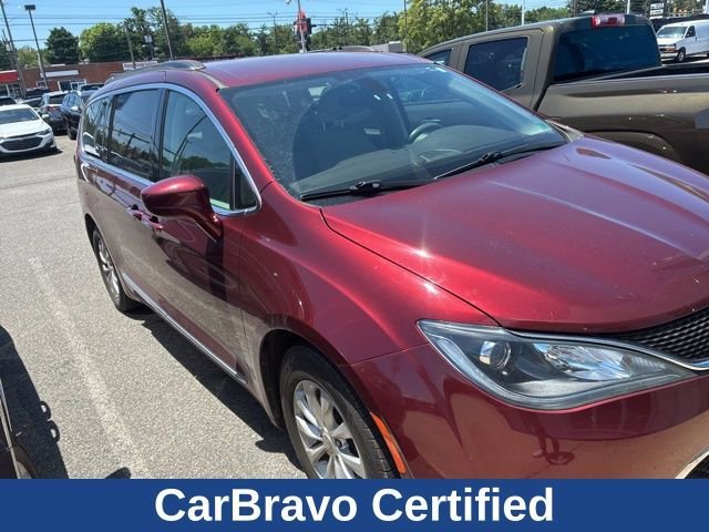 2017 Chrysler Pacifica Touring-L's photo