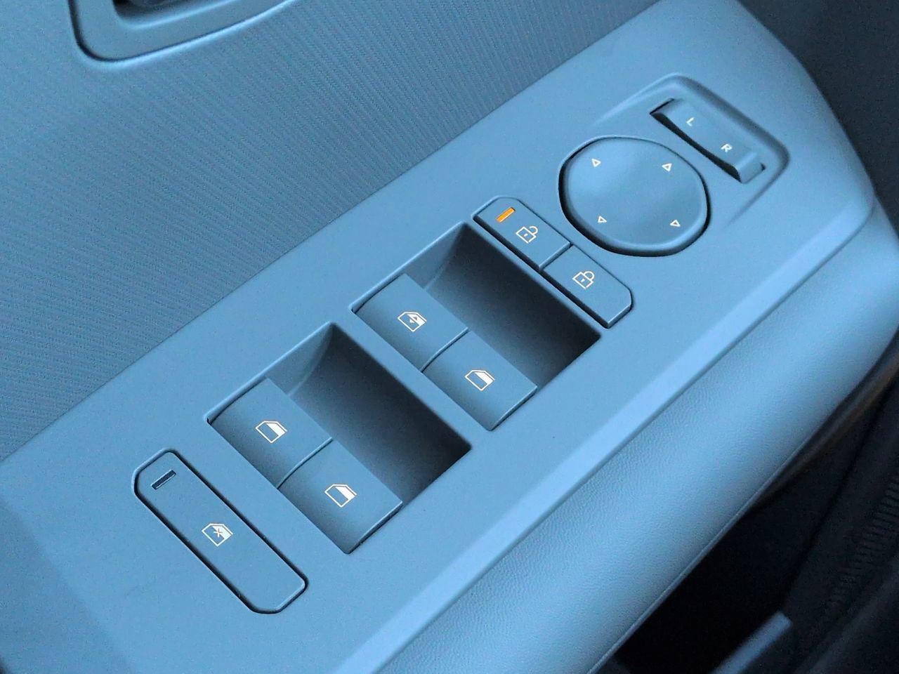 New 2027 Frost Blue / Black Roof Kia S image 25