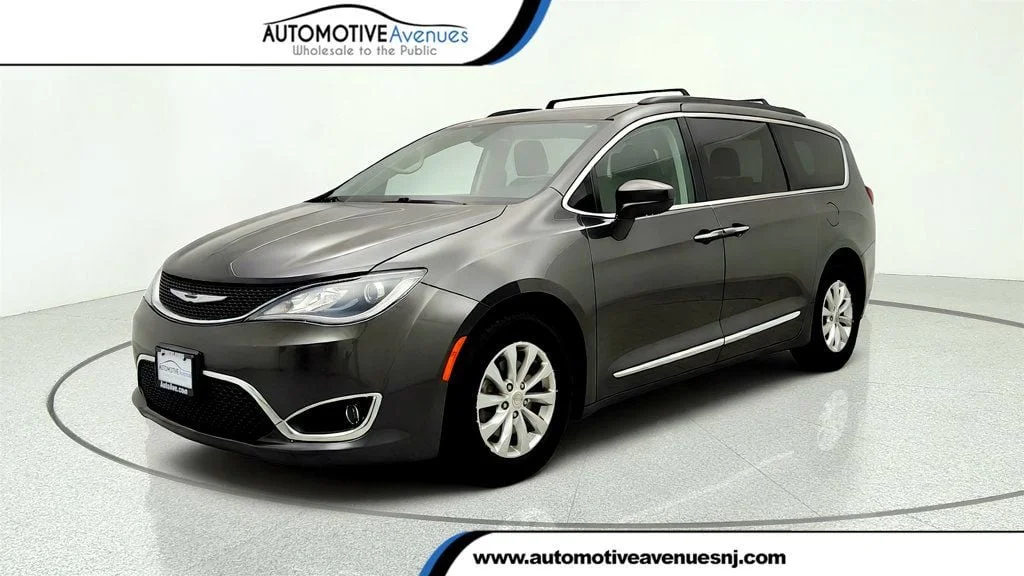 Used 2017 Granite Crystal Metallic Clearcoat Chrysler Touring-L 4dr Wagon 8-Seater w/ SafetyTec & Uconnect 8.4 image 1