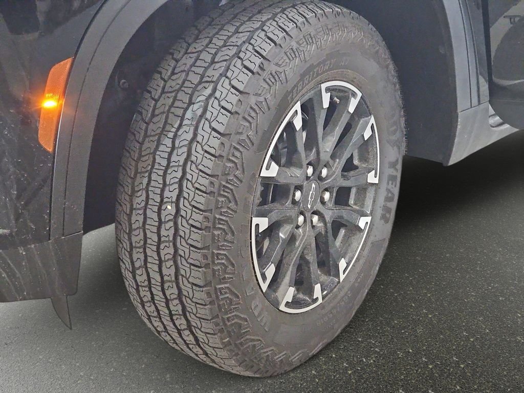 Used 2025 Black Chevrolet Z71 image 35