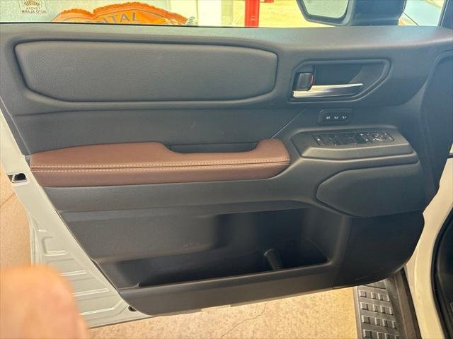 Certified Used 2025 WIND CHILL PEARL Toyota  image 9