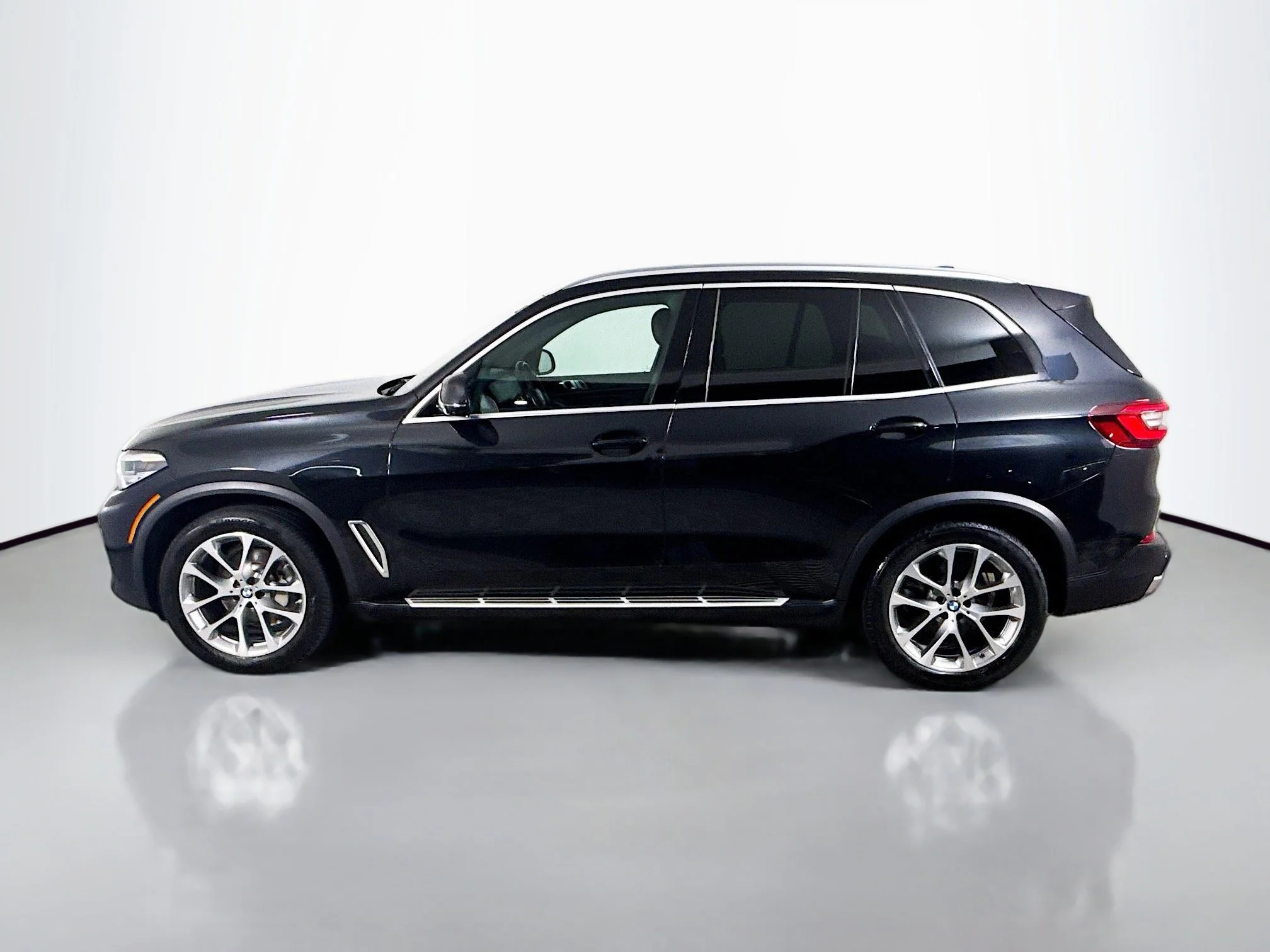 Used 2023 Black Sapphire Metallic BMW sDrive40i image 4