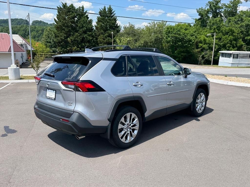 Used 2023 SILVER SKY METALLIC Toyota XLE Premium image 7