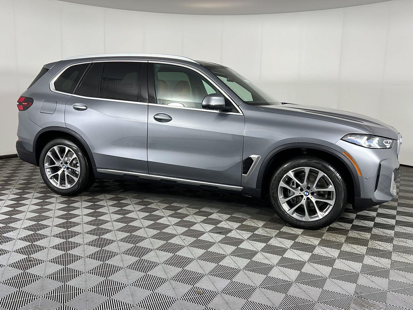 New 2026 Skyscraper Grey Metallic BMW xDrive40i image 15