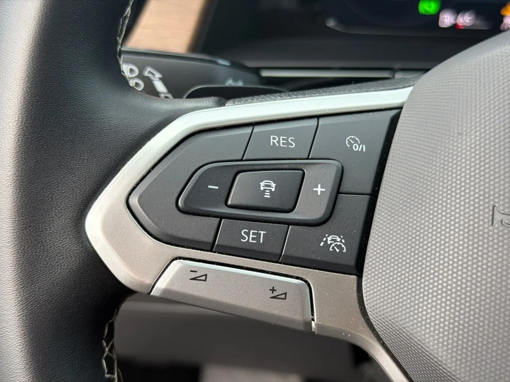 Used 2024  Volkswagen 2.0T SE w/Technology image 25