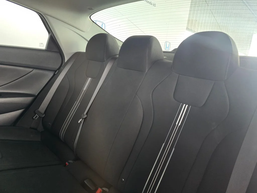 Used 2025  Hyundai SE image 15