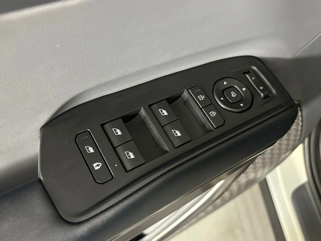 Used 2024 Ivory Kia Light image 15