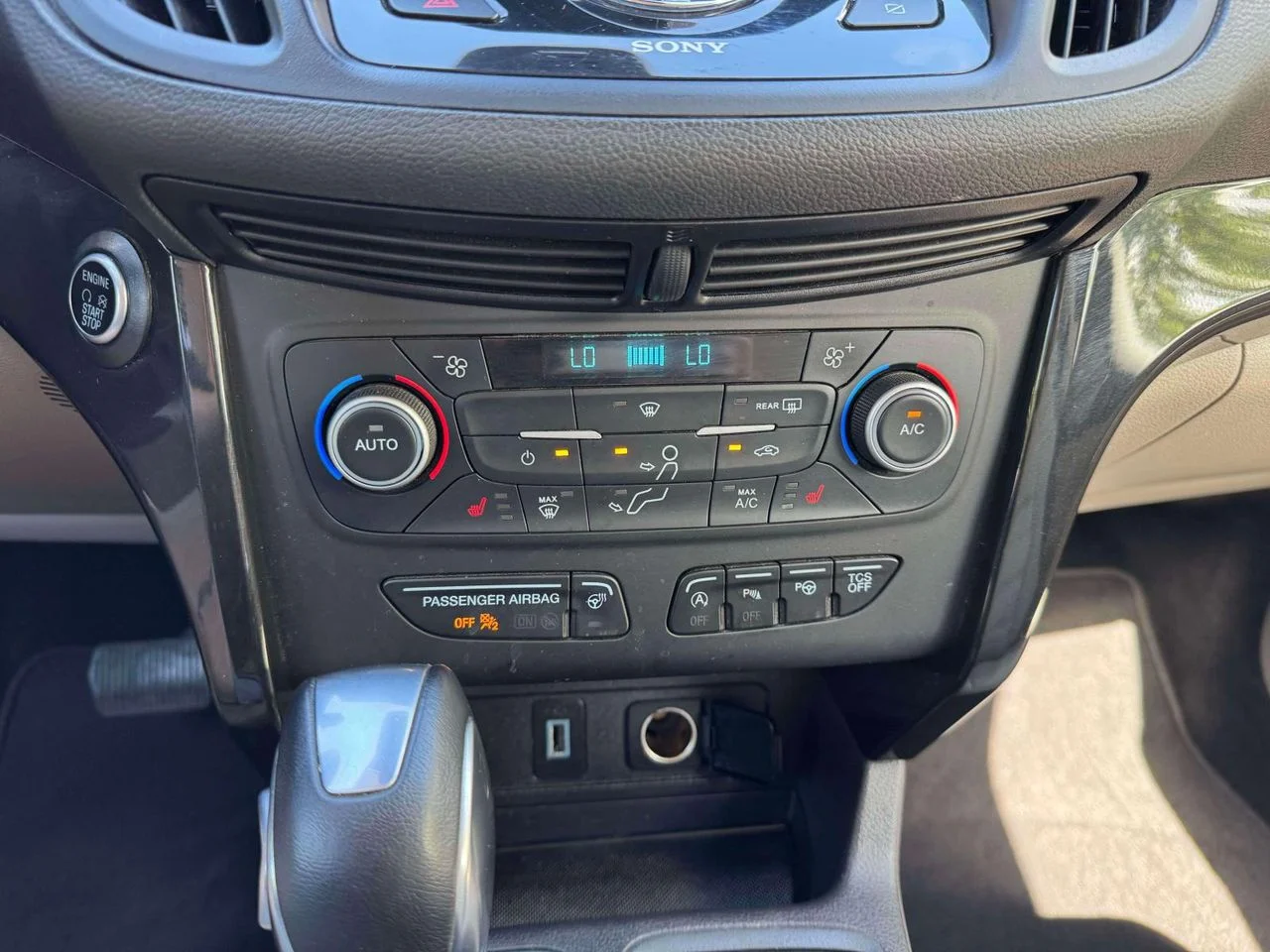 Used 2019 White Platinum Clearcoat Metallic Ford Titanium image 35