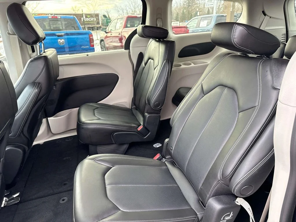 2023 Chrysler Pacifica Touring L - Photo 10