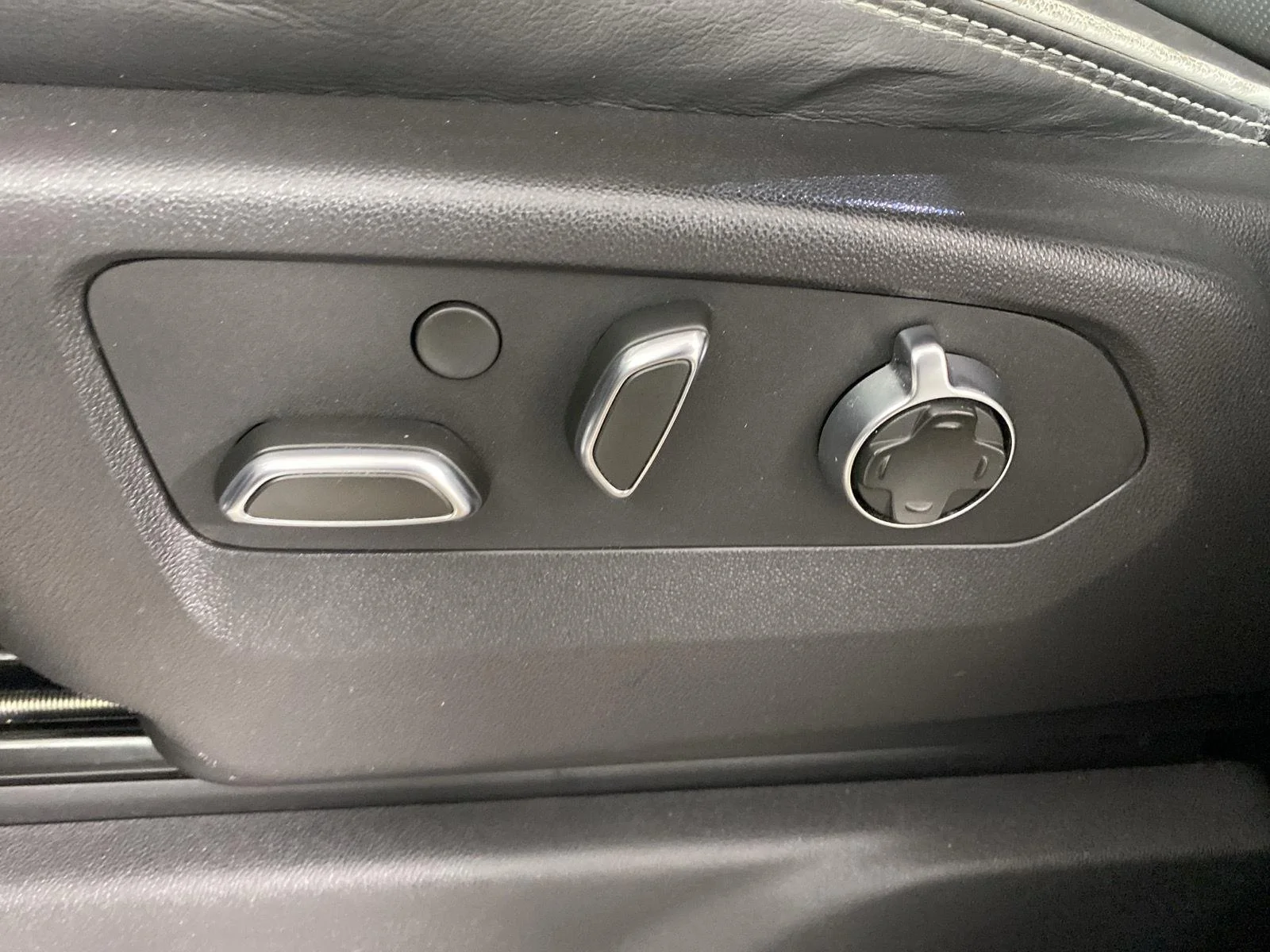 Used 2024 Sterling Metallic GMC AT4X image 19