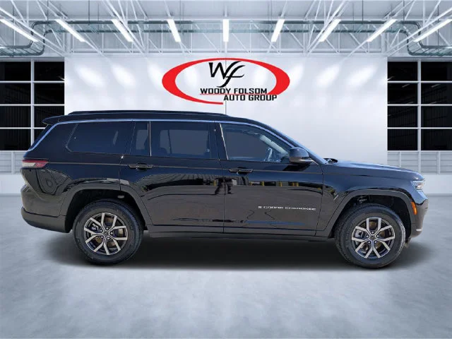 New 2027 Black Jeep Laredo image 2