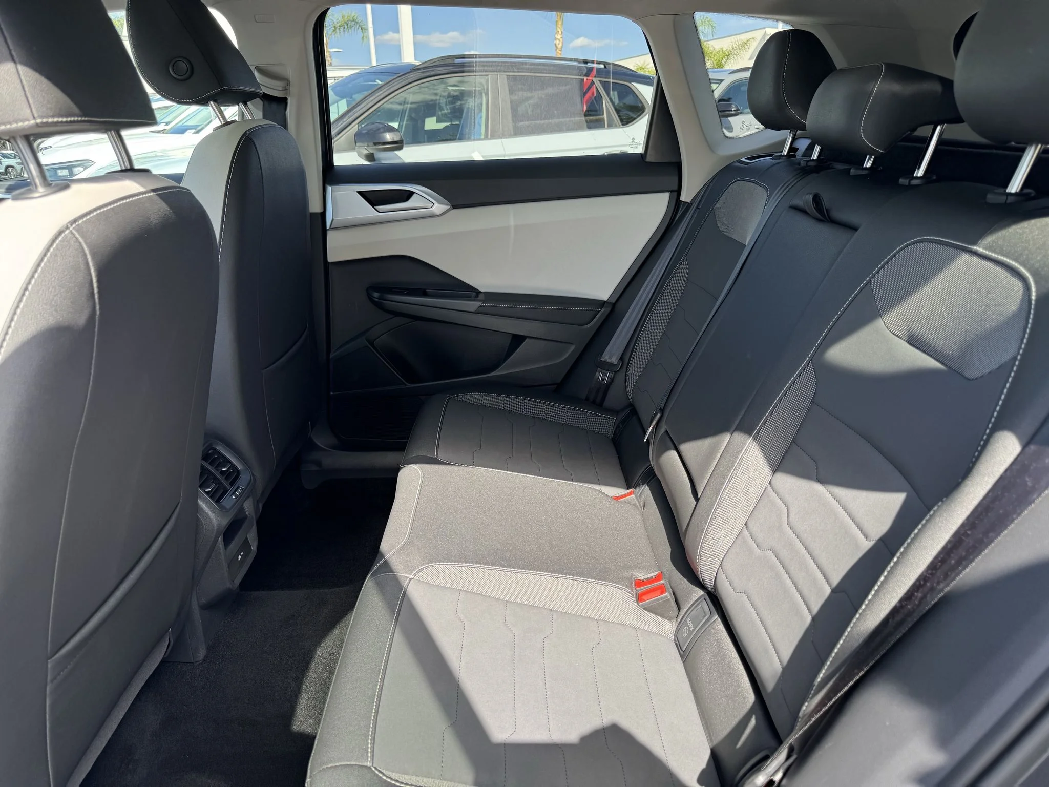 Used 2025 Platinum Gray Metallic Volkswagen SE image 31