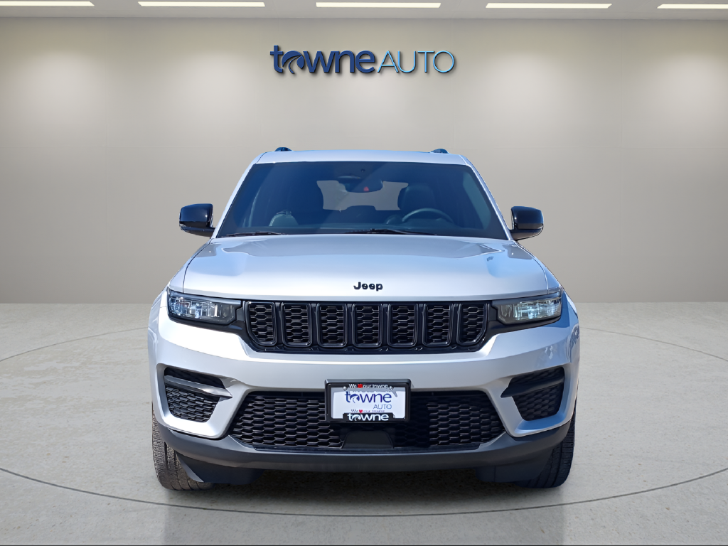 Used 2023 Silver Jeep Altitude X image 9