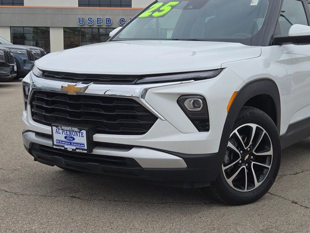 Used 2025 Summit White Chevrolet LT image 2