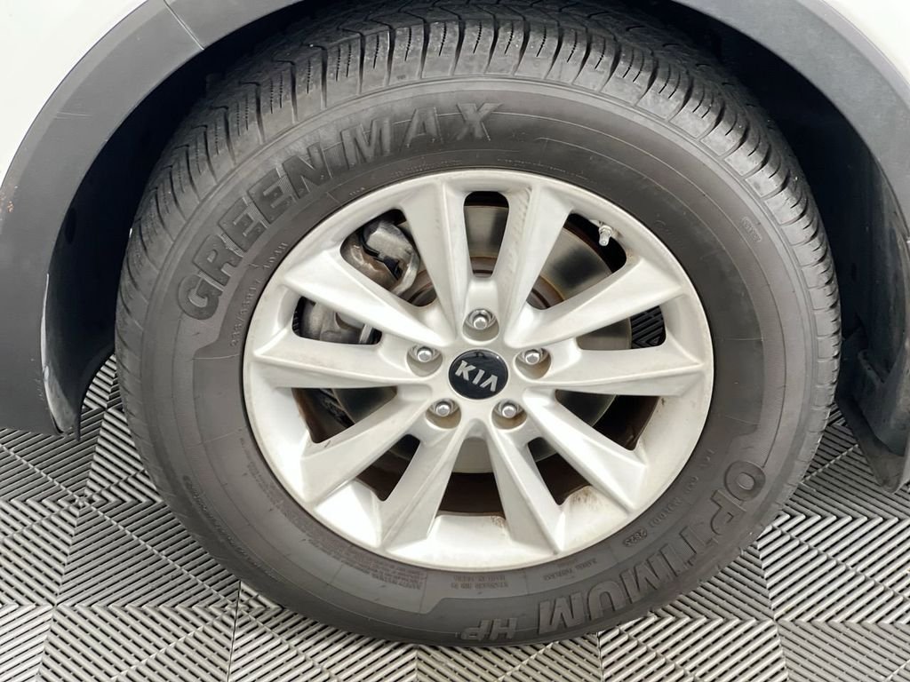 Used 2019 White Kia LX image 11