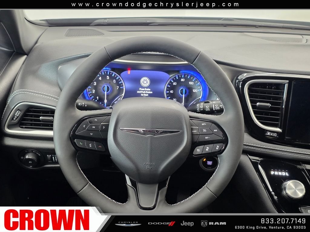 New 2026 Diamond Black Crystal Pearl-Coat Exterior Paint Chrysler Select image 9