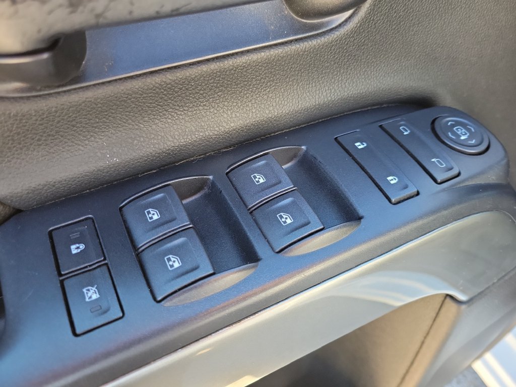 Used 2018 SUMMIT WHITE Chevrolet LT image 17