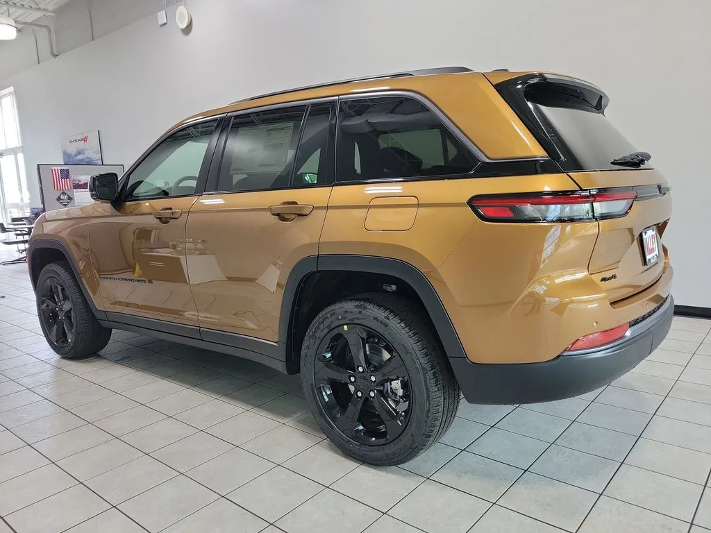 New 2026 Copper Shino Metallic Clear-Coat Exterior Paint Jeep Limited image 4