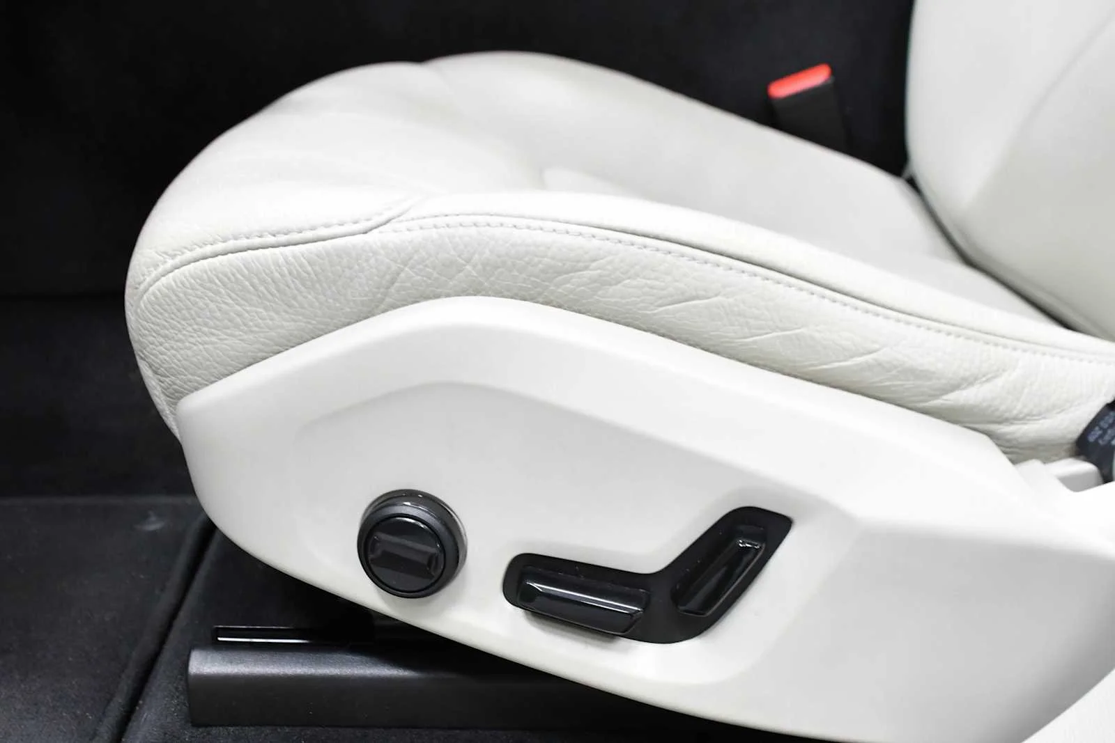 Used 2021 Crystal White Metallic Volvo Momentum image 14