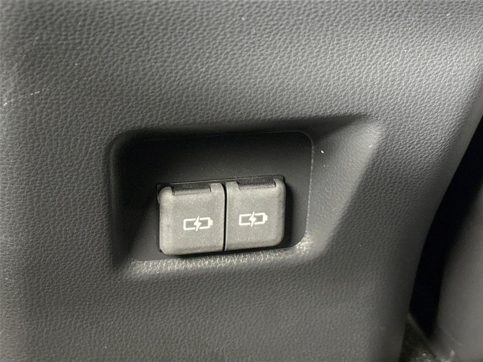 2025 Toyota RAV4 XSE - Photo 40