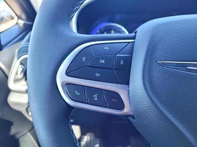 Used 2025 White Chrysler Select image 25