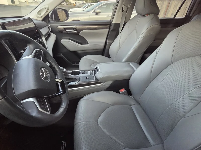 Used 2022 Celestial Silver Metallic TOYOTA LIMITED image 9