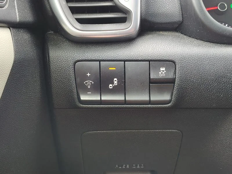 Used 2018 White Kia EX image 12